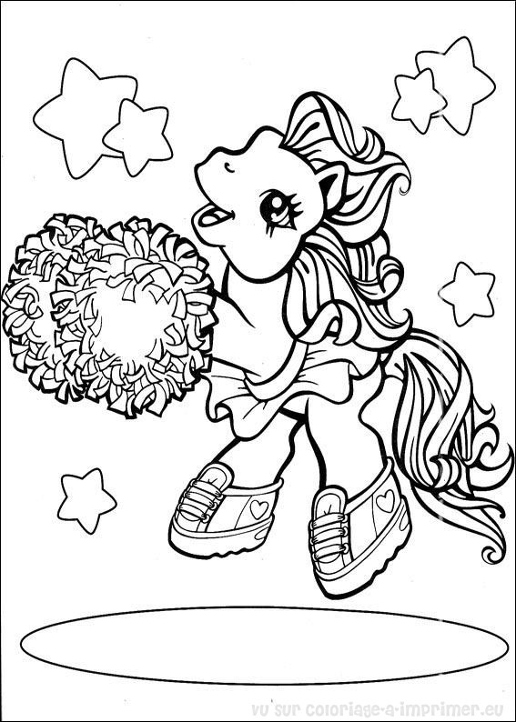 Un poney se tenant dans un champ verdoyant