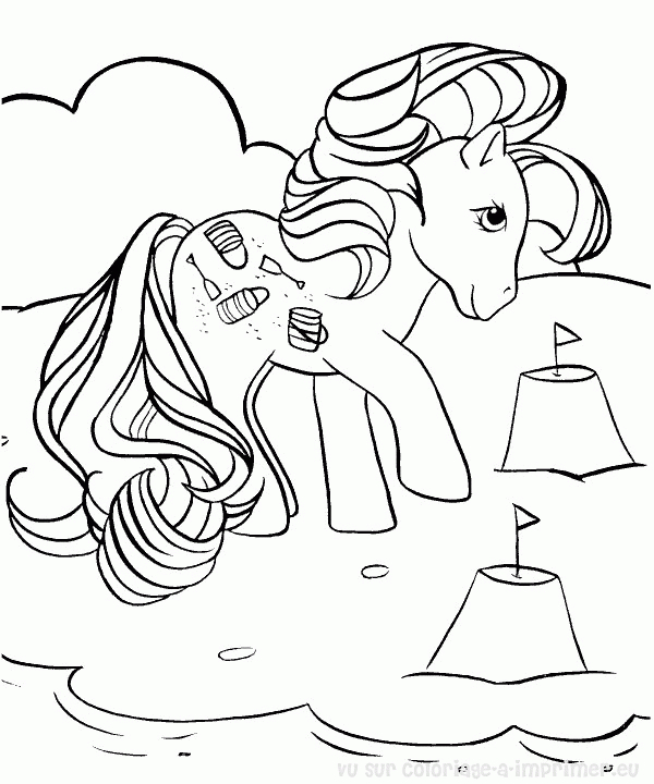 Un poney joyeux trottant dans un champ fleuri