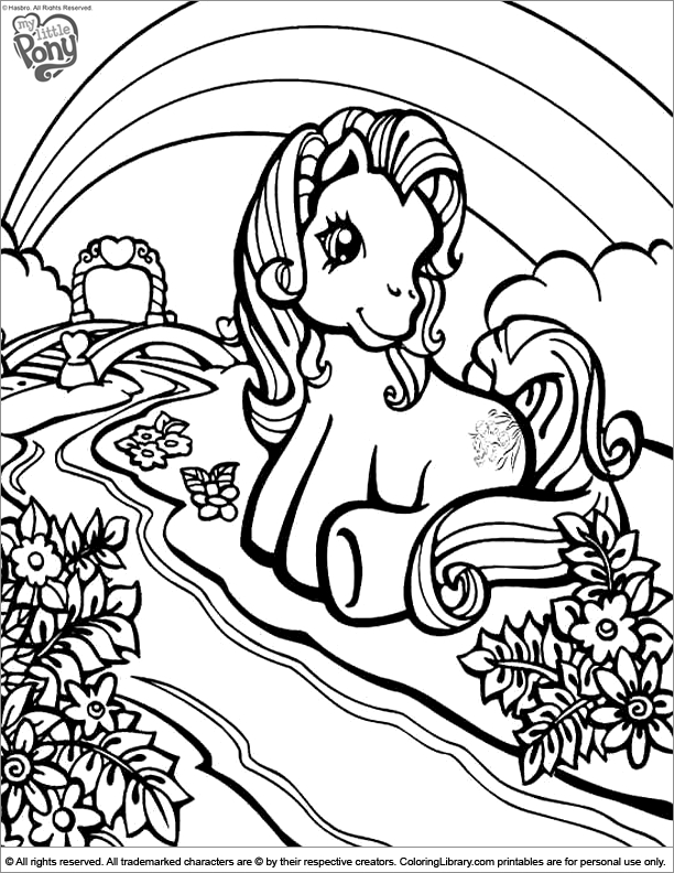 Un poney joyeux galopant dans un paysage verdoyant