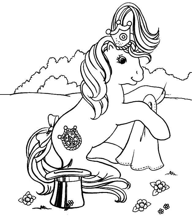 Poney galopant dans un champ fleuri