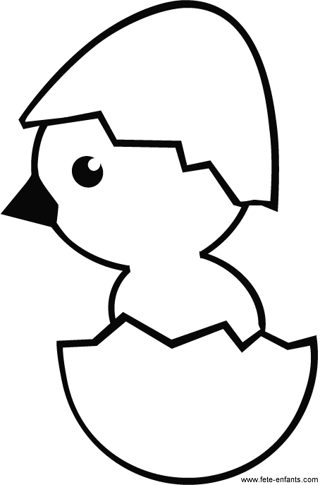Un poussin joyeux se promenant dans un champ fleuri