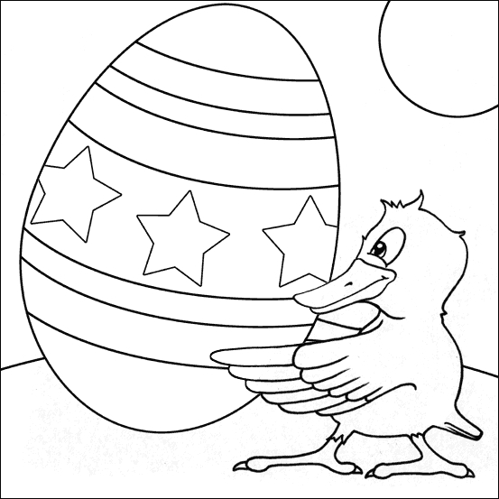Un poussin joyeux se prélasse sous le soleil printanier