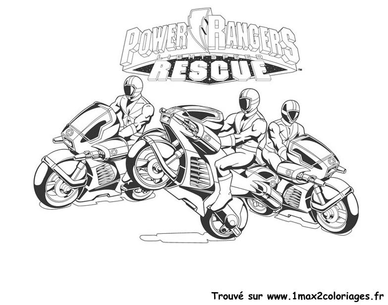 Scène de combat des Power Rangers avec des poses dynamiques