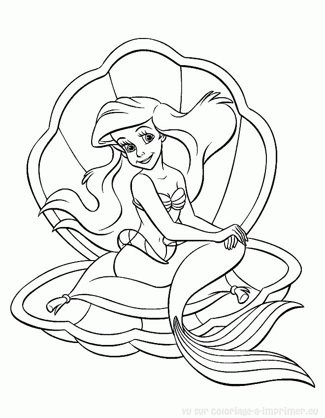 Coloriage d'une princesse debout dans un jardin fleuri