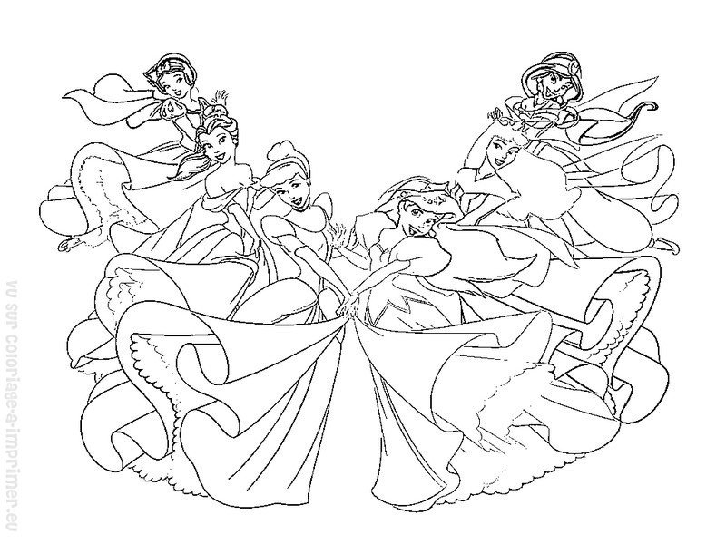 Coloriage d'une princesse en pleine activité dans un décor naturel