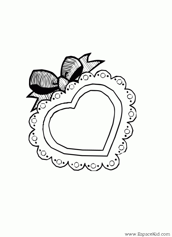 Un couple échangeant des cœurs pour la Saint-Valentin