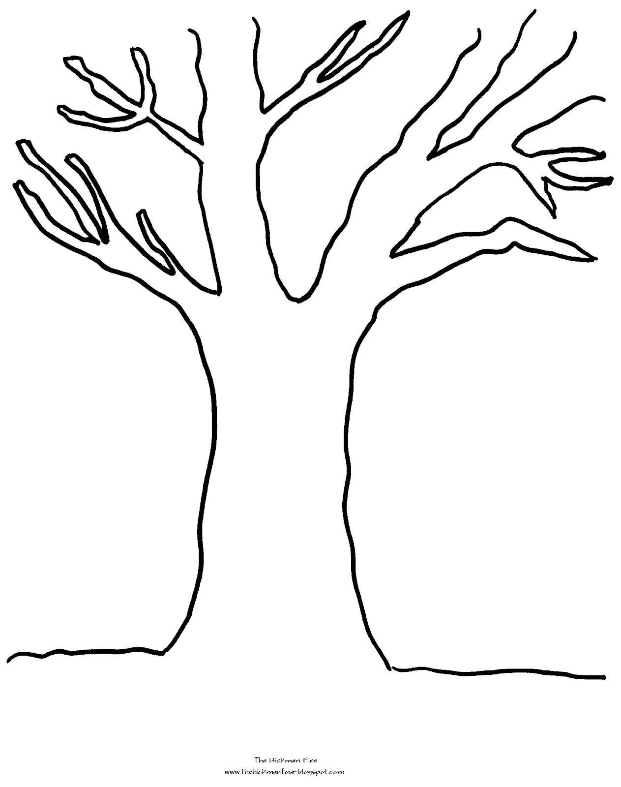 Scène de l’automne avec des feuilles tombantes et un arbre