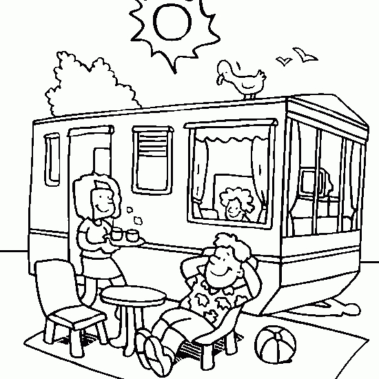 Un enfant joyeux en pleine activité de coloriage au bord de la plage