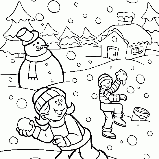 Un enfant joyeux construisant un bonhomme de neige dans un paysage hivernal