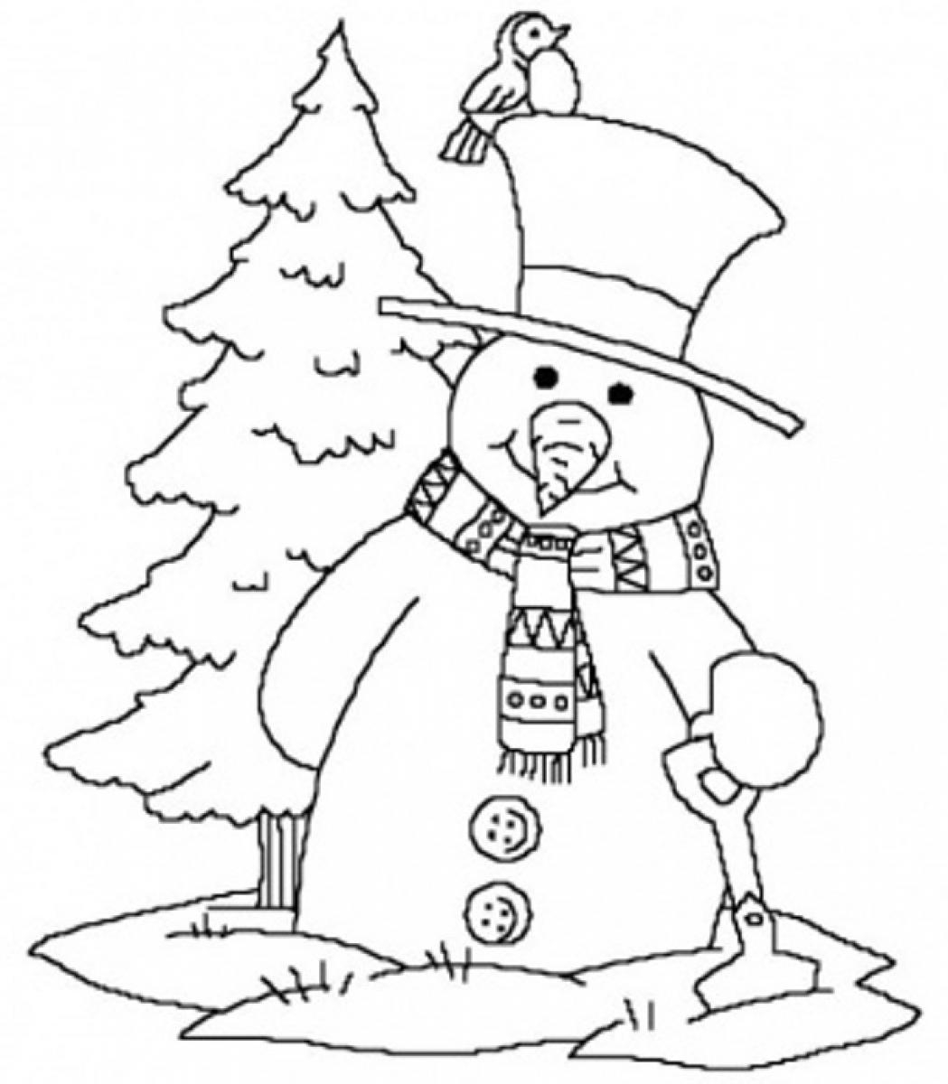 Un enfant joyeux construisant un bonhomme de neige dans un paysage hivernal