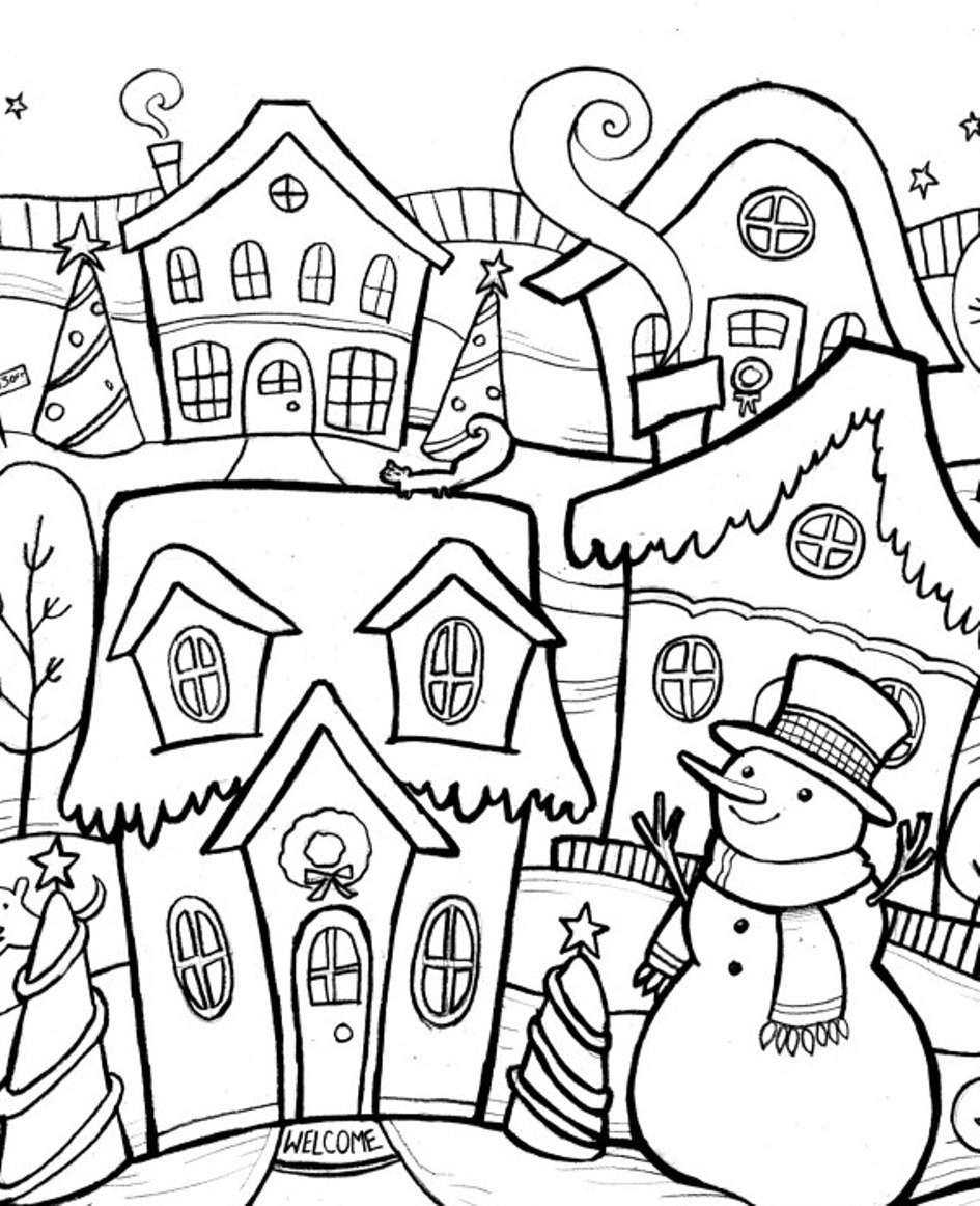 Un enfant joyeux construisant un bonhomme de neige en hiver