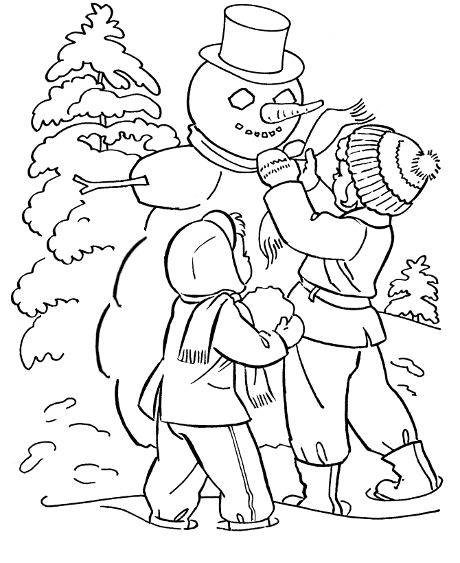 Un enfant jouant dans la neige avec un bonhomme de neige et des arbres enneigés