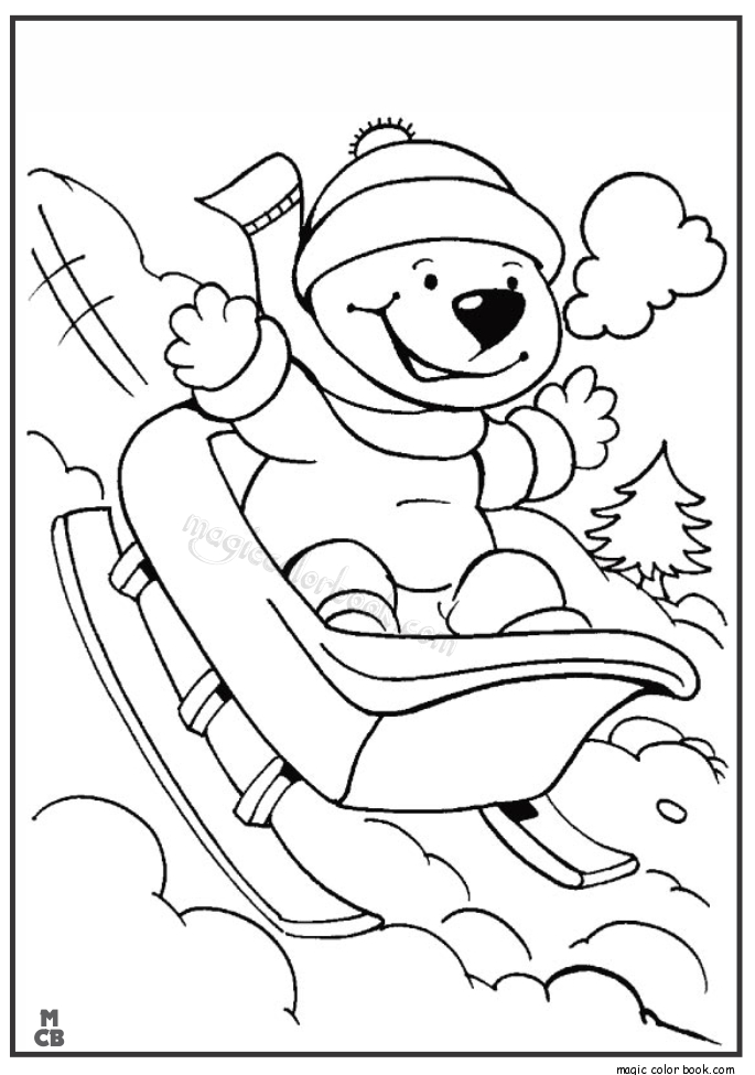 Un enfant s'amuse avec un bonhomme de neige dans un paysage hivernal