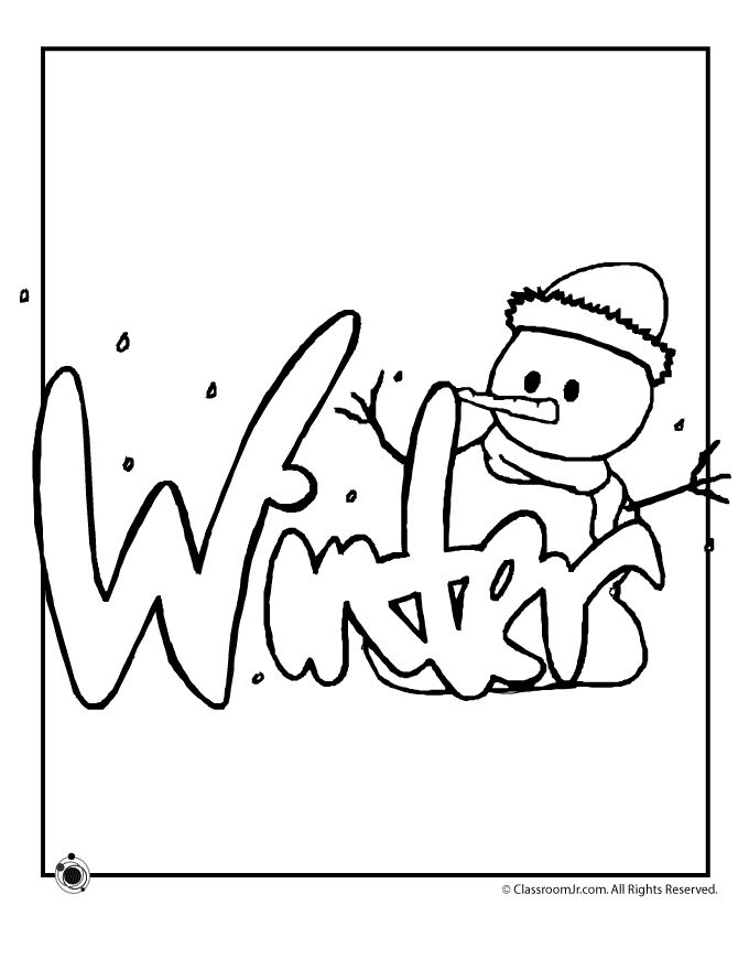 Un enfant joyeux construit un bonhomme de neige dans un paysage d'hiver