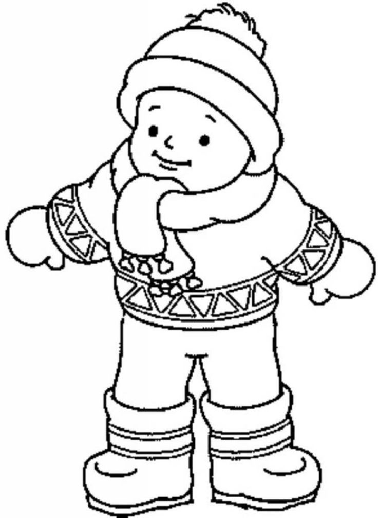 Un enfant joyeux en train de faire un bonhomme de neige sous un ciel hivernal