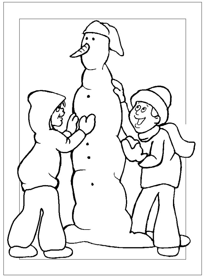 Un enfant joyeux construisant un bonhomme de neige sous un ciel hivernal