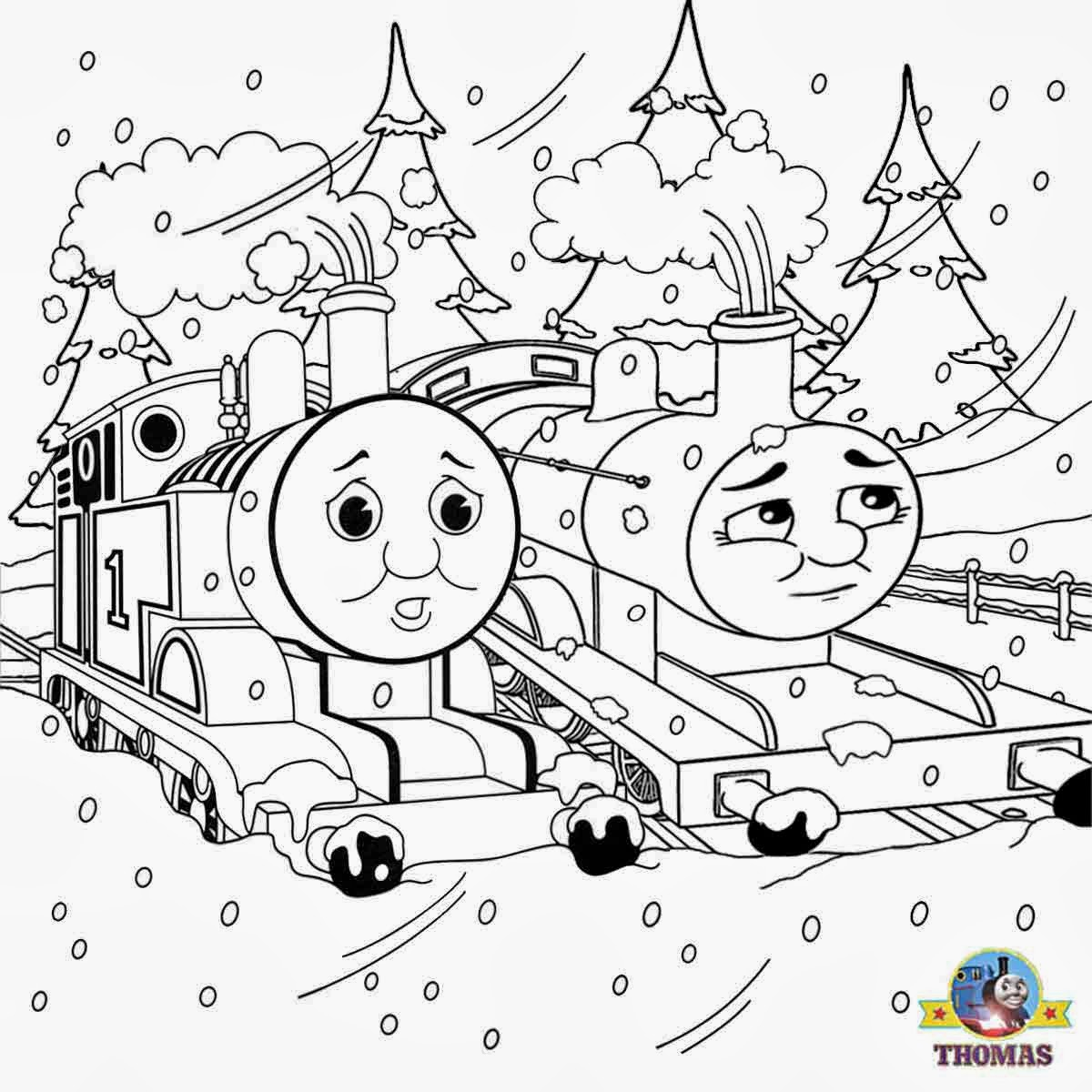 Un enfant joyeux construisant un bonhomme de neige dans un paysage hivernal