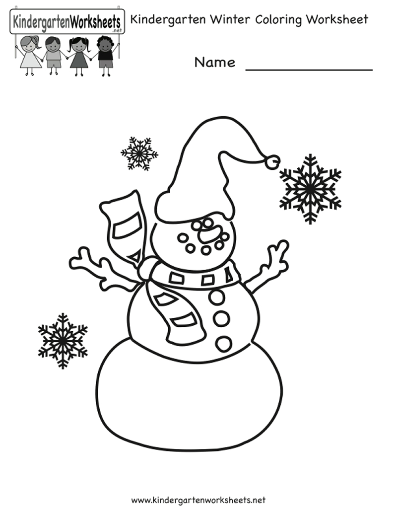 Un enfant s'amusant à colorier des motifs hivernaux Un enfant s'amusant à colorier des motifs hivernaux