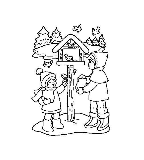 Un enfant joyeux construisant un bonhomme de neige dans un paysage hivernal