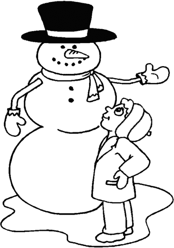 Un enfant joyeux construisant un bonhomme de neige dans un paysage hivernal