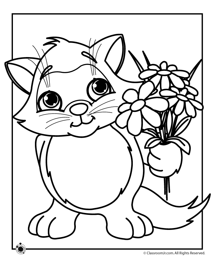 Un chaton jouant au milieu de fleurs printanières