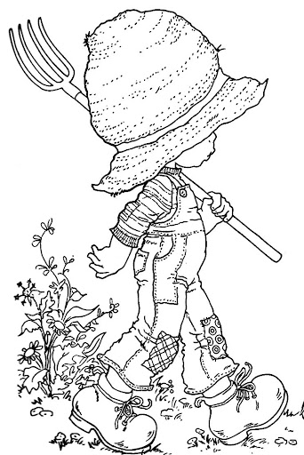 Enfant jouant avec une poupée dans un jardin fleuri