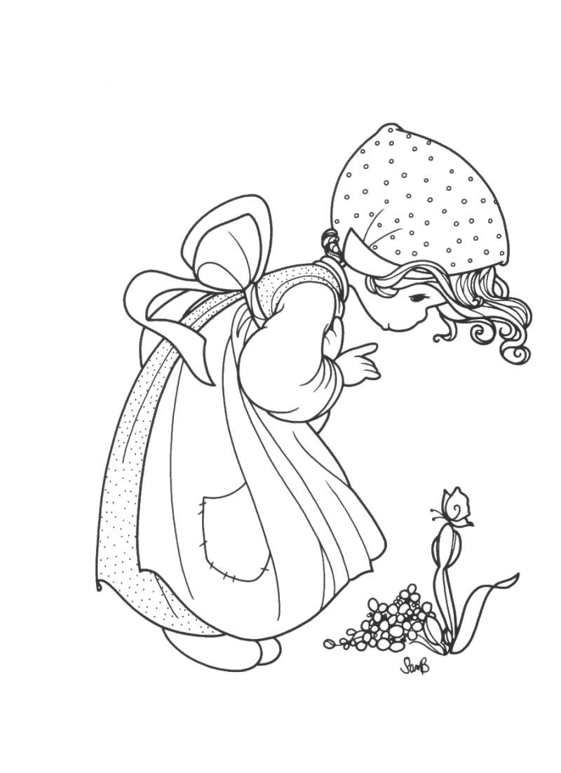 Une jeune fille avec un panier de fleurs dans un jardin paisible