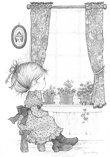 Sarah Kay en pleine activité créative dans son jardin fleuri