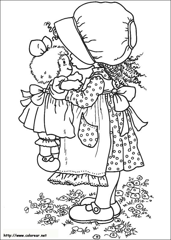 Une petite fille dans un jardin en train de peindre une fleur