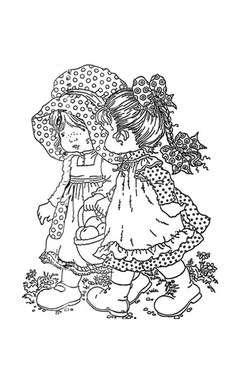 Sarah Kay assise avec un chat dans un jardin fleuri