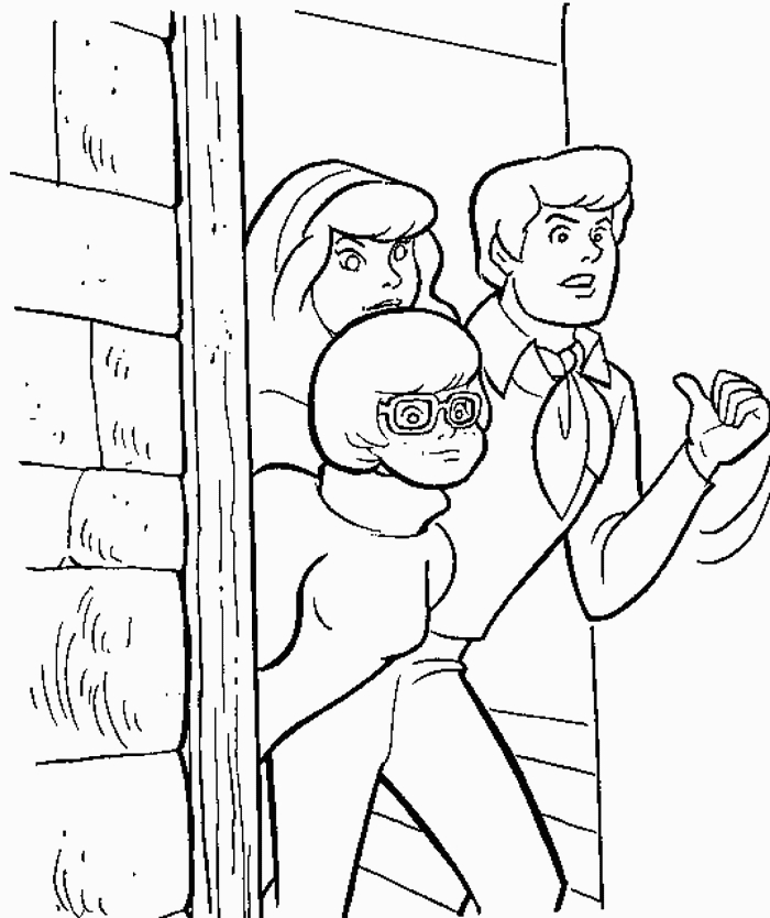 Scooby-Doo en pleine enquête avec Shaggy dans un décor mystérieux