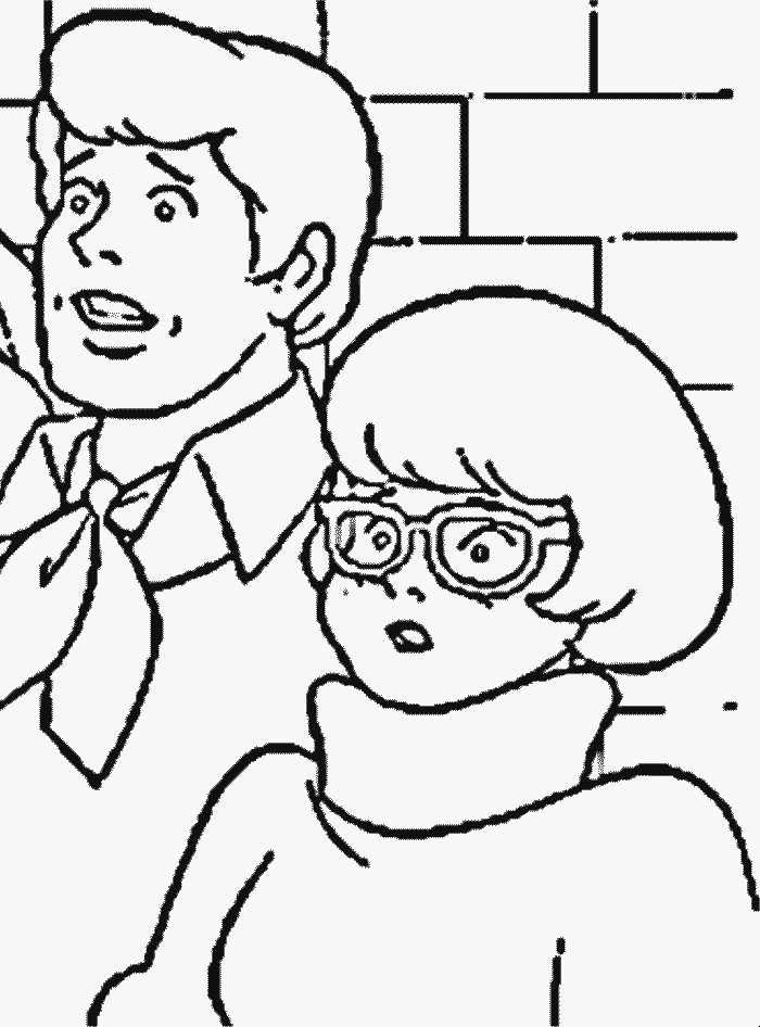 Scooby-Doo et Shaggy en pleine enquête dans un décor mystérieux