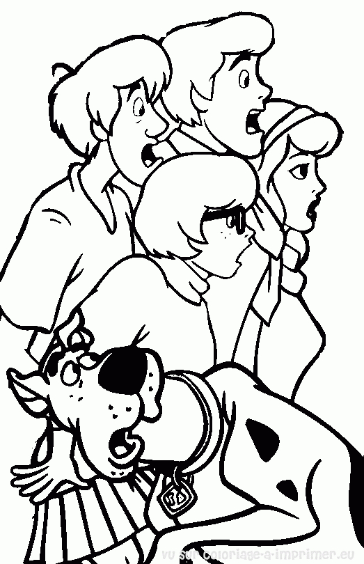 Scooby-Doo en train de chercher des indices dans un décor mystérieux