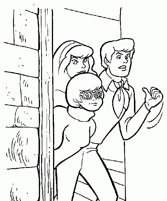 Scooby-Doo et son ami Shaggy en pleine enquête dans un décor mystérieux