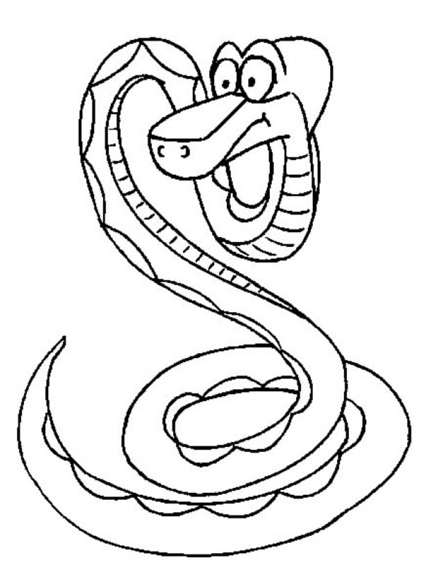Un serpent sinueux se prélassant sur un rocher au bord d'une rivière