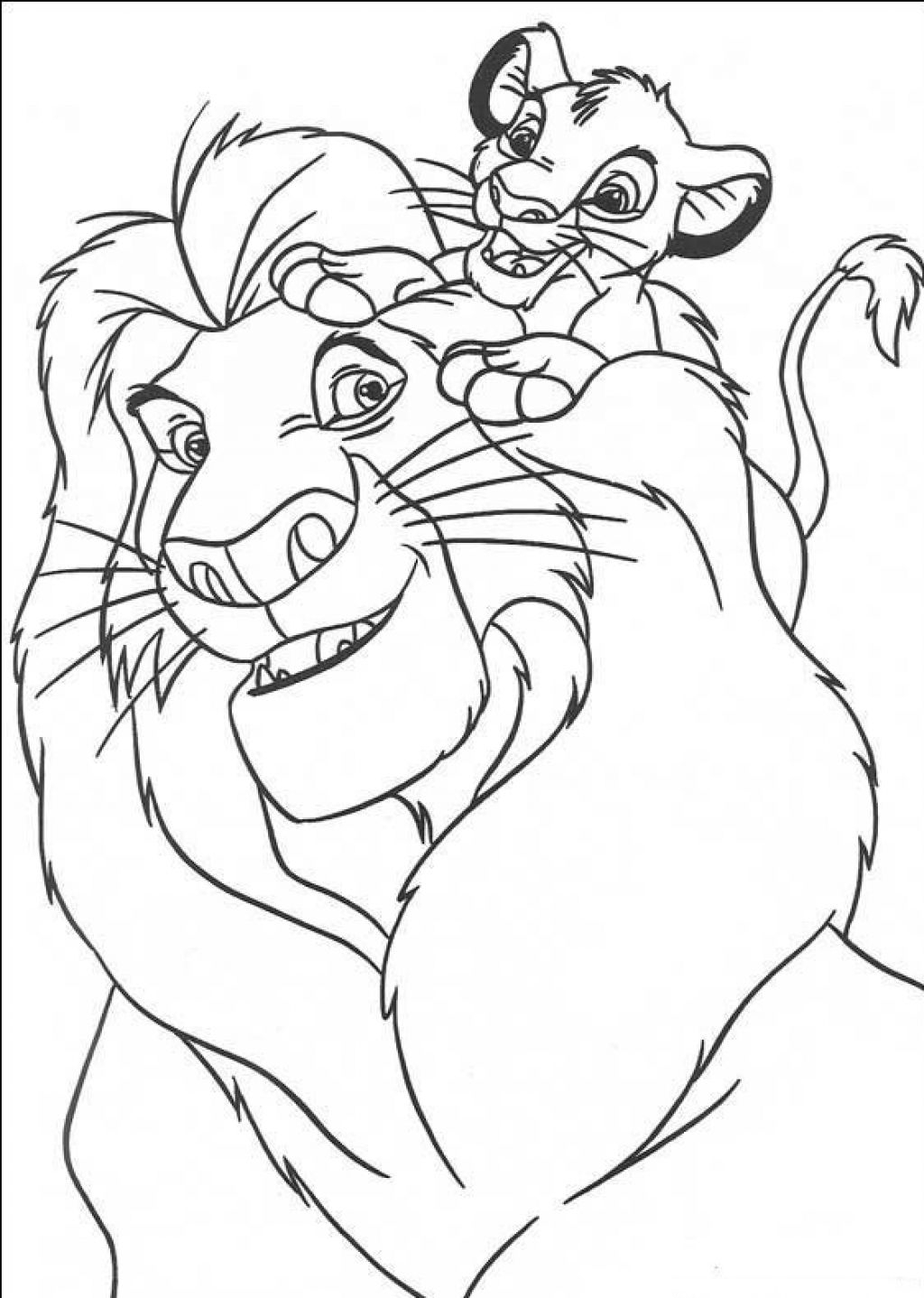 Simba, le lionceau, assis sous un arbre dans la savane