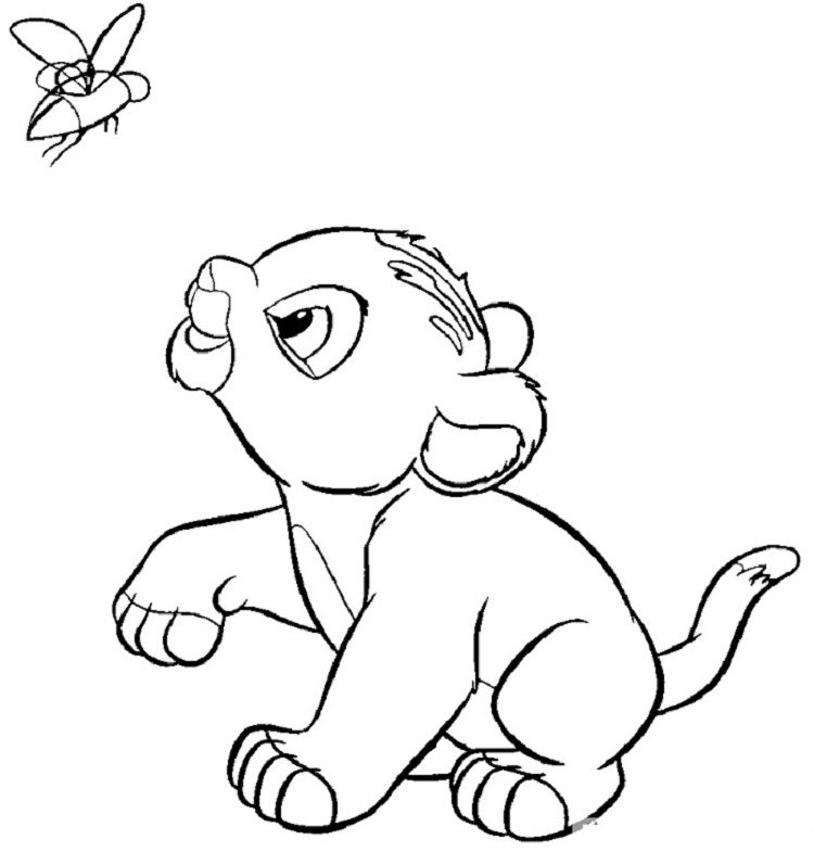 Simba, le lionceau, se tient majestueusement dans la savane