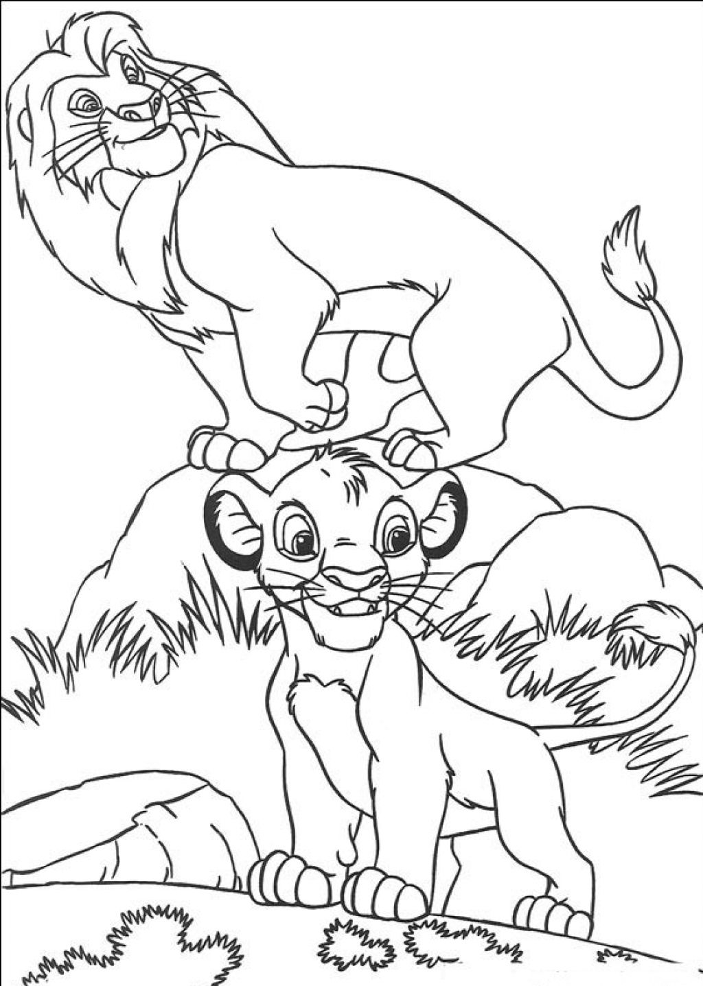 Simba se repose paisiblement sous un arbre dans la savane