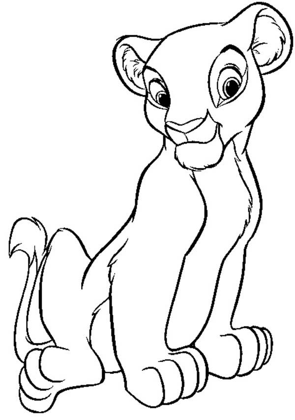 Simba se repose paisiblement sous un arbre dans la savane