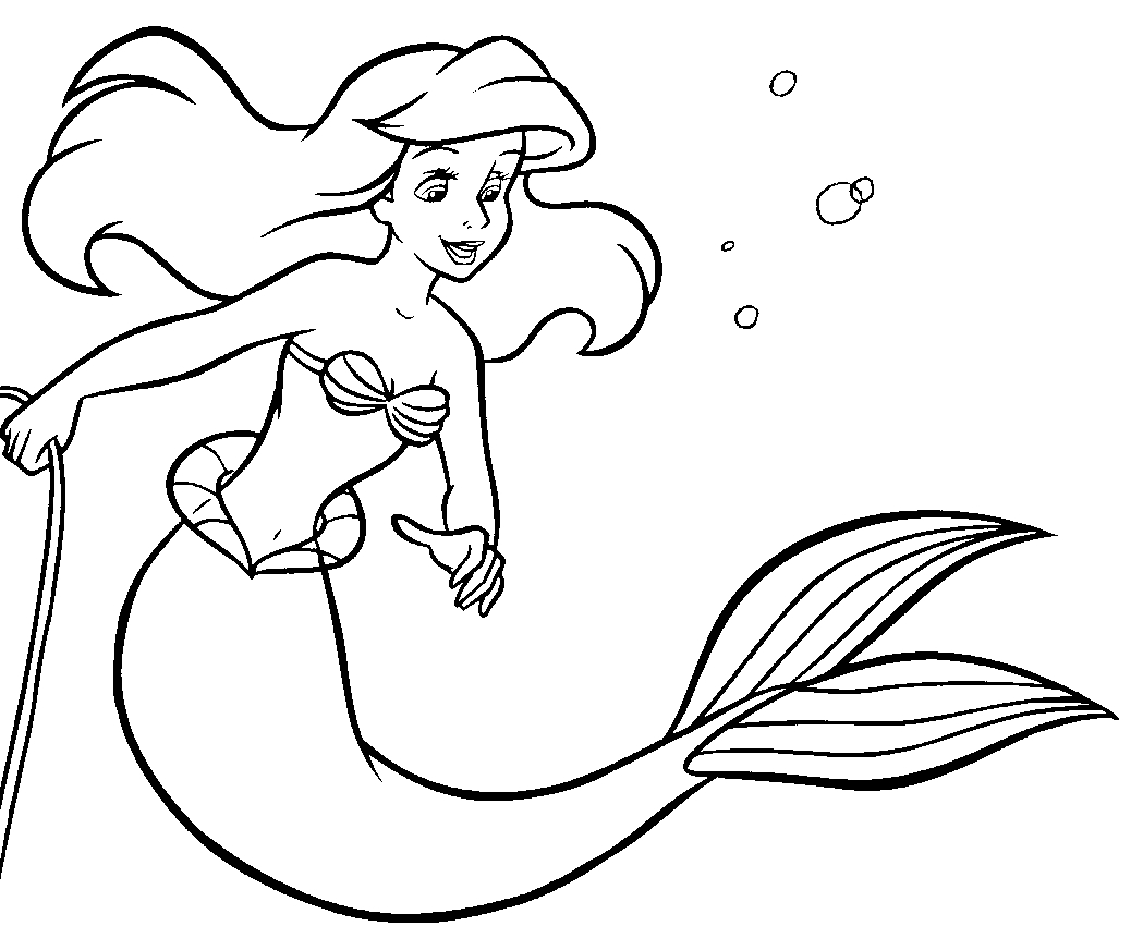 Une sirène jouant avec des coquillages au bord d'une mer calme