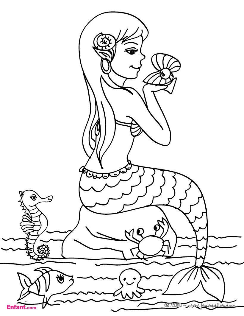 Une sirène jouant dans les vagues avec des poissons colorés