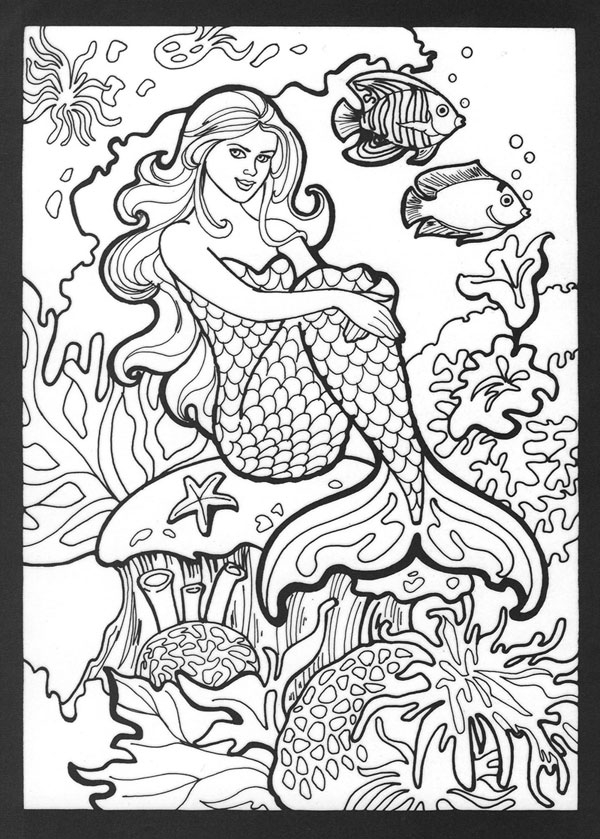 Une sirène jouant avec des poissons dans un décor marin