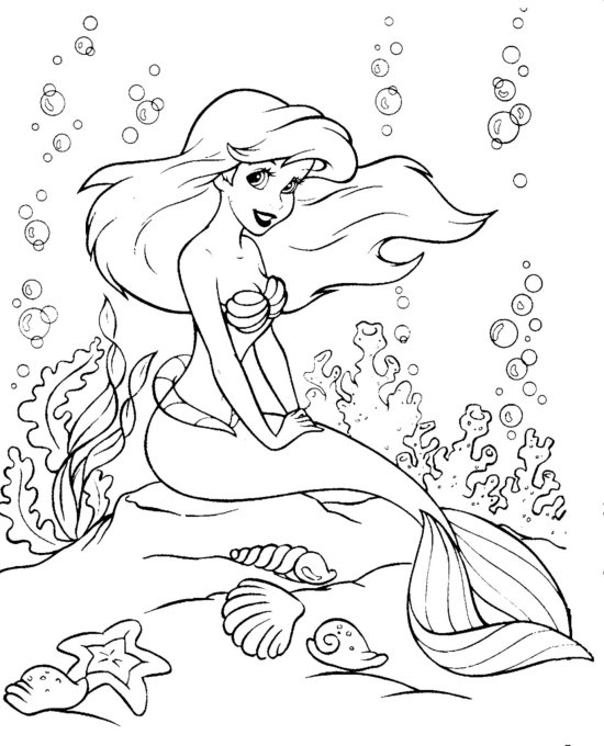Une sirène jouant dans les vagues avec des poissons colorés