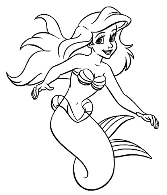 Une sirène jouant dans les vagues au bord d'une mer calme