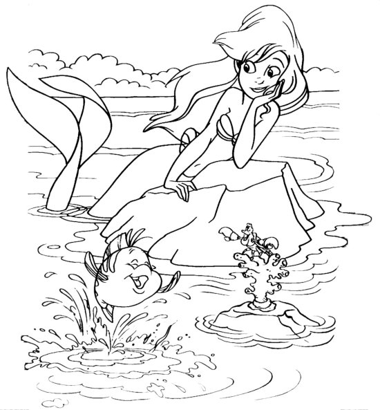 Une sirène au milieu des vagues et des algues