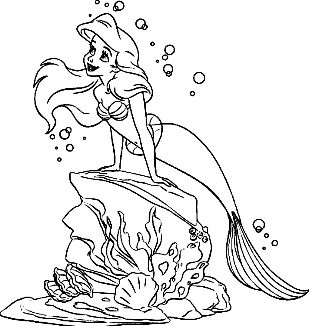 Une sirène jouant avec des poissons dans un milieu marin
