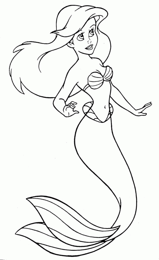 Sirène nageant parmi les algues et poissons colorés