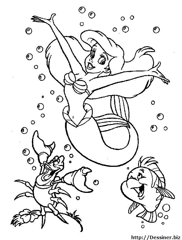 Une sirène jouant avec des poissons dans les profondeurs marines