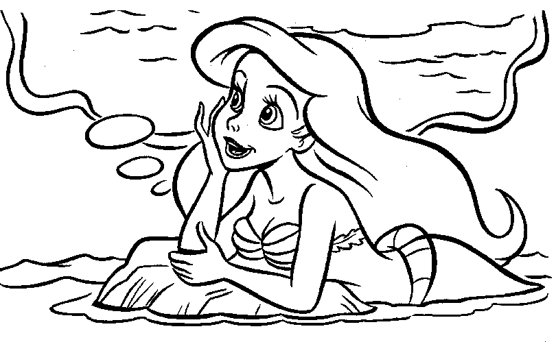 Une sirène jouant dans les vagues de l'océan