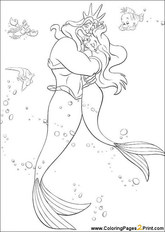 Une sirène jouant dans les vagues entourée de poissons